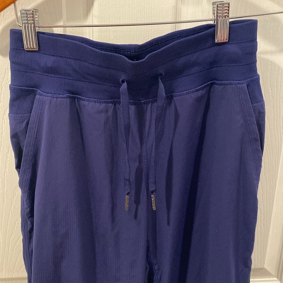 Lululemon Crop Joggers Dance Studio Pants Lightweight Capris • Size 2 • LIKE NEW - Picture 3 of 7